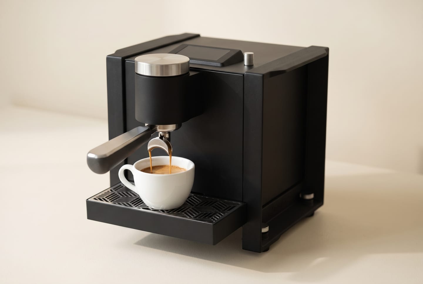 Die Heylo Coffee Unit, die einen Espresso in eine weiße Tasse bezieht